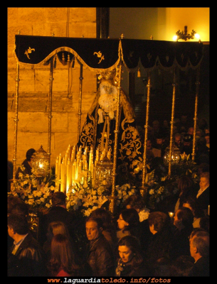 Procesión Jueves Santo 2010
Nuestra Señora de la Soledad a su salida de la iglesia.
