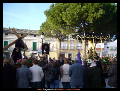 Procesión de la "Arrodillá" del Viernes Santo 2010
Encuentro de Jesús Nazareno con la Virgen de la Soledad en una de las primeras estaciones del Via Crucis. El encuentro tiene lugar en la Plaza Mayor.
