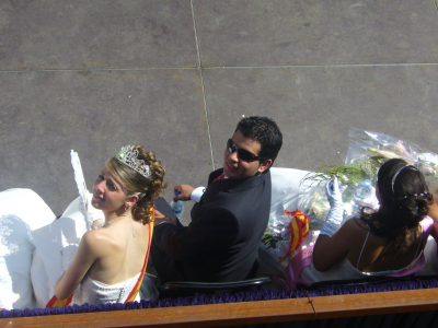 Reina y Mantenedor
Desde el balcón del ayuntamiento, otra perspetiva de Moisés y Marisol
