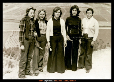 1977. Mari, Conchi, Mari, Angelita y Carmen
Keywords: Amigas