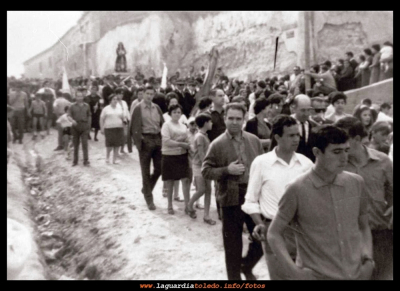 Procesión con el Santo Niño. 1965
Despedida del Santo Niño en la crucera y procesión hasta la Ermita.
Keywords: procesion santo niño