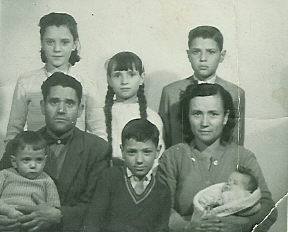 familia emigrantes año 60
tipica foto de familia emigrante para el carnet de familia numerosa
