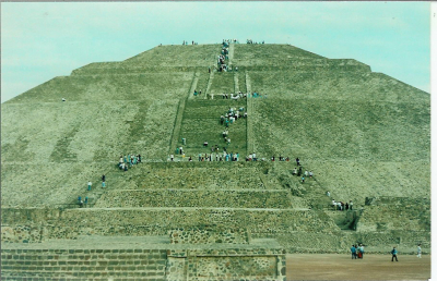 Fernando Guzmán - México III - Pirámides de Teotihuacan
Entre algunas escapadas que nos permitían nuestras labores, una de la mas importantes fue la visita a las Pirámides de Teotihuacan, sobre todo por la grandeza del lugar y la tranquilidad que se respira.
