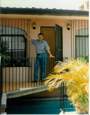 Fernando Guzmán - México I - Cuernavaca
Durante un periodo bastante largo estuve residiendo en México, es por lo que, me atrevo a incluir estas fotos en guardiolos en el extranjero, en esta en concreto esta efectuada en la casa donde vivíamos en Cuernavaca-Morelos-Mexico,durante el mes diciembre de 1997 y hacia calor

