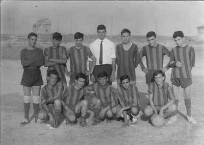 el equipo al completo
equipo de La Guardia F.C. del año 1967
de pie: Jesus, Angel, Galan, ¿ ¿ ¿ ¿
agachados: Salvador, Daniel, Jesus "El Mico", Victor, Eugenio
