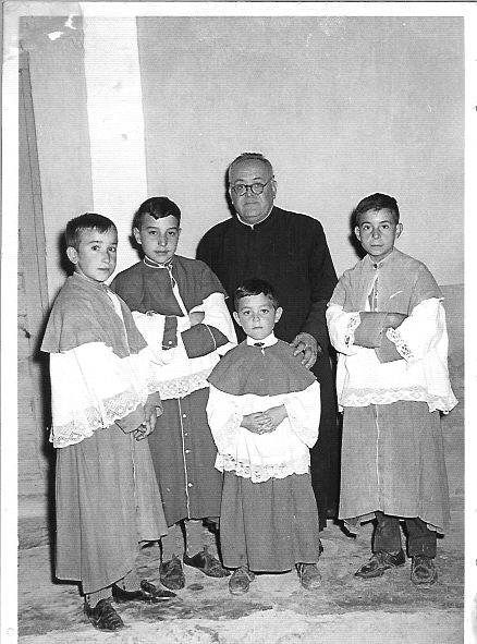 D. Francisco y sus monaguillos
Año 1967, sirva este reportaje, en recuerdo a D. Francisco y a las distintas generaciones de monaguillos, que tuvo a su cargo. 
