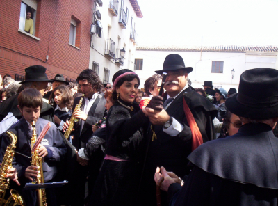 boda de 1910
el alcalde: Luis Cabiedas y Maria del Carmen fernandez, bailando un pasodoble. En la recreacion de la boda de antaño, que se celebro en nuestro pueblo.
Keywords: boda de antaño 1910, luis mari carmen