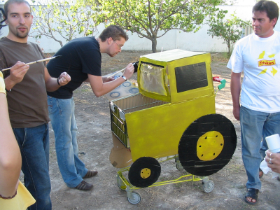 Concurso de carritos
Proceso de elaboración del carrito "El tractor amarillo"

Nuestro carrito ya va adquiriendo la forma deseada... un tractor deportivo de color amarillo, un "Ebrio cupé"
Keywords: Modesto Carrito