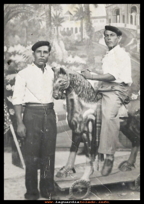 CABALLITO
Pablo Tejero (lagartito) en el caballo subido, al lado de Eulogio Morales (castañetas) 1940 .
Keywords: Pablo Tejero