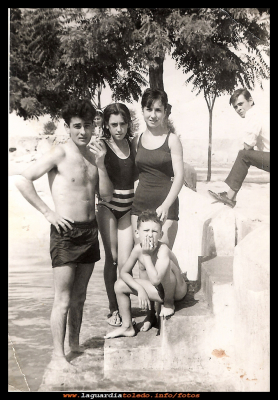 Bañistas en la primera piscina 1967
Año 1967, esta es la primera piscina que tuvimos en La Guardia, a partir de un baño que había para las mulas, y donde se echaban a remojar el esparto y los ataeros, para que se ablandasen.  Este se adecento con un suelo de cemento y las paredes pintadas de blanco, así consiguió el pueblo su piscina. Al principio solo se bañaban los hombres hasta que se atrevieron las chicas, que  solían ser  las que venían de Madrid a pasar las vacaciones al pueblo.

En la foto: Trifon Sánchez, Juli Barreda, Seve Guzmán y el niño José María Barreda
 

Keywords: Bañistas;1967;piscina Año 1967 primera piscina La Guardia