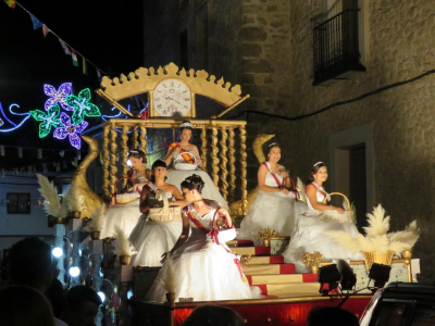 Desfile de carrozas nocturno
Carroza de la Reina y las damas por la noche. 24-9-16
Keywords: carrozas reina y damas 2016