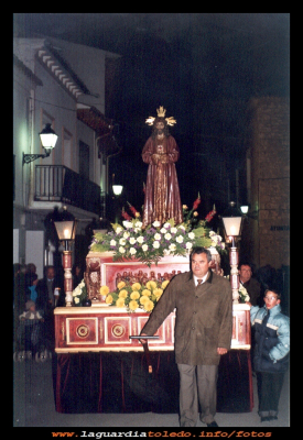  2004_ Jueves Santo
  
Semana Santa del 2004, procesión del Jueves Santo.  
Vicente Peláez lleva la lanza de la carroza, de Jesús de Medinaceli. 

Keywords: Semana Santa del 2004 Jesús de Medinaceli.