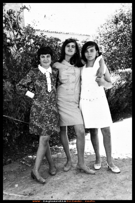 EN EL JARDÍN
Verano del 1970
Rosario Tejero, Loli González y Macu González.
Keywords: Verano  1970