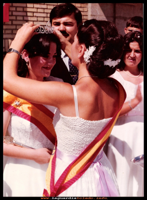 FIESTAS 1981
Fiestas patronales 1981.
Mari Carmen Espada reina 1980, coronando a la nueva reina 1981 Alicia Valero. 
Keywords: Fiestas  reina