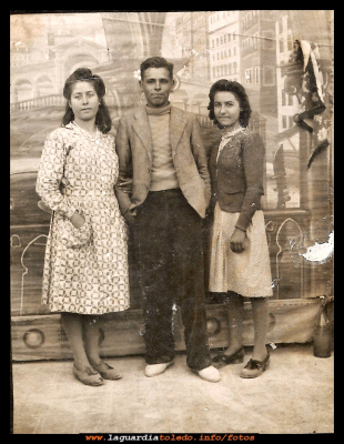 Años 40
Fotografía de los años 40.
Juana del Valle “rastritas”  José Tejero “el coquito” y Julia García.

Keywords: Fotografía de los años 40.