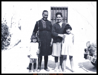 ABUELA Y NIETA, MADRE E HIJA
Juani y su abuela Casimira (la pepeilla)  Pura (la ceporrera) y su hija Presen. año 1969
Keywords: abuela hija