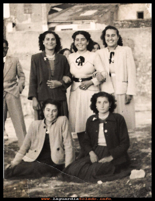 AMIGAS
Amigas en el cerro, Polo, Carmen, Eugenia, Nati y Luisa (1952)
Keywords: Amigas  cerro