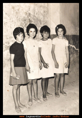 Amigas
Juani Pasamontes, Emiliana Sánchez-Pascuala, Pepa López (cuña) y Polo Orgaz Sánchez. (1963)
Keywords: Juani Pasamontes Emiliana Pepa Polo Orgaz amigas  (1963)