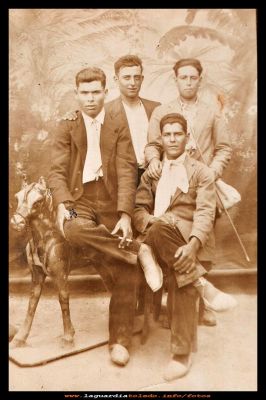 Amigos
Fotografía del 1925.
En  la izquierda Gavino Orgaz y a la derecha Gervasio Espada y abajo Guillermo.

Keywords: Fotografía del 1925 Gavino Orgaz 