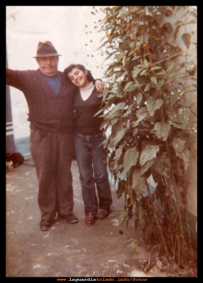  Ana y su abuelo
Florencio Goñiz y su nieta Ana Mari Campaya en el patio de su casa. Año 1981.
Keywords: Florencio Goñiz y su nieta
