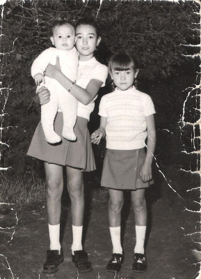 Ana, Eugenia y Paco Orgaz Largo. Año 1972
