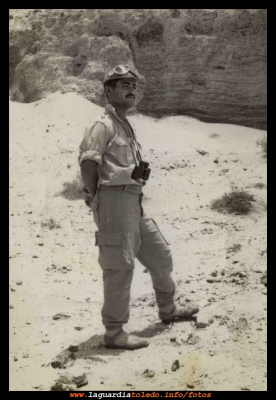 Santiago Sanchez en la mili
Aunque parece Indiana Jones, es Santiago Sánchez Cobos, el Chuti, haciendo el servicio militar en El Sahara.
Keywords: chuti