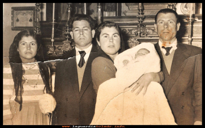 BAUTIZO
Bautizo de Mª del Rosario Tejero. Beni, Paco, Feliciana (la madrina) y Pablo Tejero. Año 1959
Keywords: Bautizo