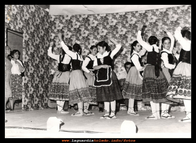 Bailando
Actuación de baile regional en el convento: Charo Puerta, Ana Mari Campaya, Eva Cabello, Olga Valero. Y cantando: Isabel Martínez y Jose Potenciano. 
Keywords: Actuación de baile regional en el convento