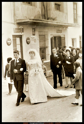 Boda de...
Boda de Antonio Tejero y Juana Hernández,  (año 1964)
La fachada que se ve a su paso es la del tío Gervasio, la puerta que daba acceso al salón y la de la tienda.  

Keywords: Boda Gervasio salón