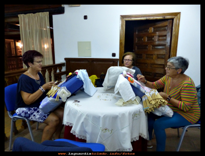 Bolillos
Mujeres de la asociación "La Rosaleda"  
la exposición que presentaron en la casa de los Jaenes fue de encajes de bolillos y trajes,
Keywords: asociación "La Rosaleda" 