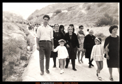 CAMINO DE...
Año 1969 de camino al Santo Niño.
Pablo Cabiedas con su hija, Vicenta “la patoja”, la tía Justa, Victoriana “la pillina” y Felipa con su hija Charo. 

Keywords: camino  Santo Niño