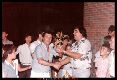  Campeonato de Mus
Fernando y Pelayo recogiendo el trofeo de mus. Año 1968
EL CURSO DE LA VIDA: La juventud y los amigos
Keywords: trofeo de mus