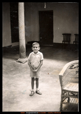 Casa de D. Eulogio
Javier Díaz-Valero Guzmán, en el patio de la casa de su abuelo D. Eulogio. Hoy la actual casa de los Jaenes. Año 1954.
Keywords: casa de los Jaenes