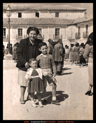 Cesar y sus hijos
La plaza Mayor 1953.
Cesar Nuño con sus hijos Ina y Luis González.
EL CURSO DE LA VIDA: < Las familias
Keywords: La plaza Mayor 1953