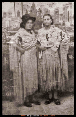 Con mantón de manila
Eugenia Huerta y Melchora (hija de la tía Fermina) 1920. 
Keywords: Eugenia y Melchora  1920
