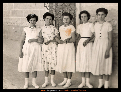 Concha y amigas
Cuadrilla de amigas en el año 1957.
Lola (mujer de rito) Concha Peláez, Estefa Román, Ascensión (Chon la tomasona) y Vicenta Román.
Keywords: Cuadrilla de amigas