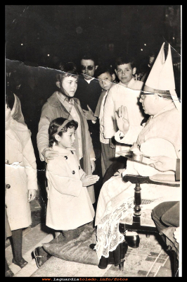 Confirmación de Manuela Orgaz
Confirmación de Manuela Orgaz Pasamontes, en el año 1965; su madrina Mari Pasamontes Guzmán. 
Keywords: Confirmación