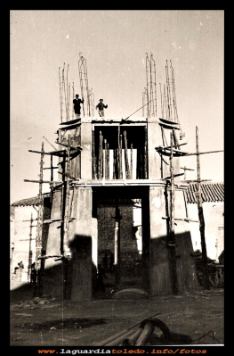 Construcción del depósito
En 1958 en la plazuela San Miguel  se construyó el depósito del agua, con la capacidad de 600.000 litros para abastecer a la población.
Keywords: 1958 plazuela San Miguel depósito del agua