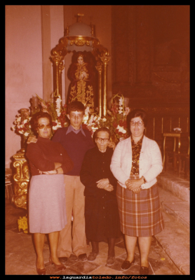 Cristobal
Cristóbal Nuño, junto a su madre, tía y abuela.

Keywords: Cristóbal Nuño