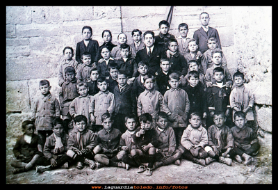 D. Efrén
Grupo de niños del colegio, con el maestro Don Efrén, año1930. 
EL CURSO DE LA VIDA: La escuela
Keywords: Grupo de niños  Don Efrén, año1930