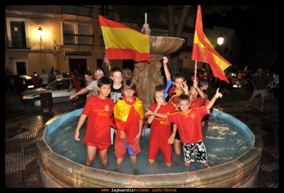 España gana el mundial 2010
Los chavales celebrando el triunfo de "La Roja" en el mundial de futbol 2010
EVENTOS POPULARES: Otros eventos
Keywords: mundial futbol