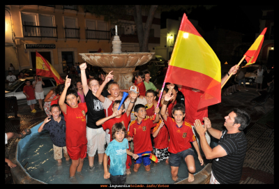 España gana el mundial de futbol 2010
Los chavales en la fuente de la plaza celebrando la victoria de la selección española de futbol en el mundial 2010
Keywords: mundial futbol 2010