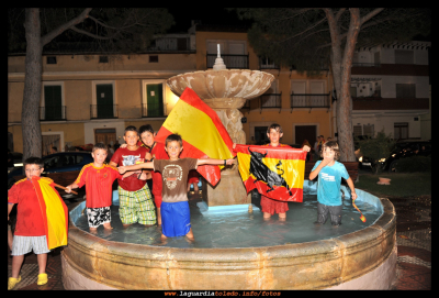 España gana el mundial de futbol 2010
Chavales celebrando la victoria de la Roja en el mundial de futbol 2010. Estas fotos harán historia.
Keywords: mundial futbol