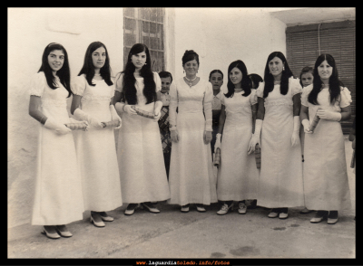 Reina y damas 1970
De izquierda a derecha: Juani Guzmán, Manoli Oliva, Paquita Tacero, Margarita Labrador (reina), Asun Peláez, Mª Antonia García y Pili Tacero
Keywords: reina y damas 1970