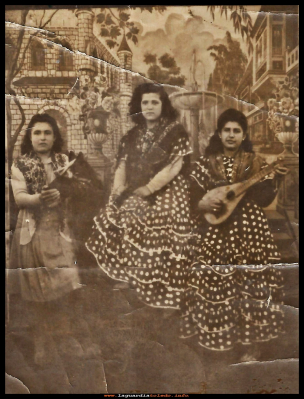 De flamencas
Manuela Mora, Lola Rojo y Gloria Pasamontes en las fiestas de 1949.
Keywords:  fiestas  1949