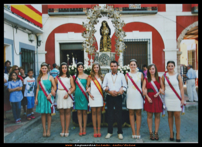 Dia 25
Reina, damas y mantenedor de las fiestas del 2013, en la plaza con el Santo Niño
Keywords: fiestas del 2013