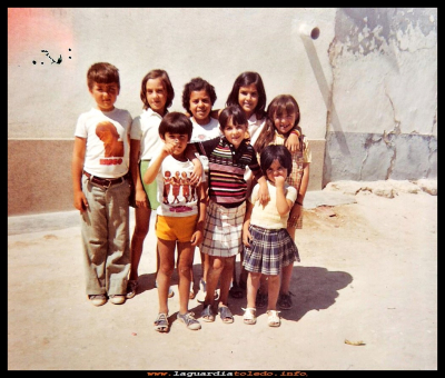 EN EL BARRIO
De niños en el barrio, José, Mª Sol, Merce, Rosi, Pili, José “el epi”, Celi y Asu (1975)
Keywords: Niños Barrios