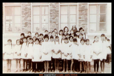  El colegio
Doña Victoria y sus alumnas. Año 1961.
Keywords: Doña Victoria Año 1961.