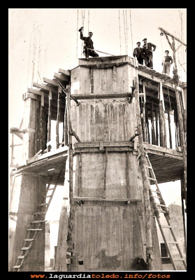 Construcción del deposito
En 1958, en la plazuela San Miguel,  se construyó el depósito del agua, con capacidad  de 600.000 litros  para abastecer a la población.
Keywords: 1958  plazuela San Miguel  depósito del agua