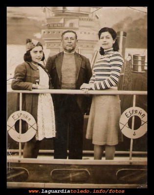  El moñito
Año 1943, Juan “moñito” Paca su hija y su nuera Inés

